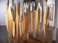 Bois, plomb, verre soufflé.